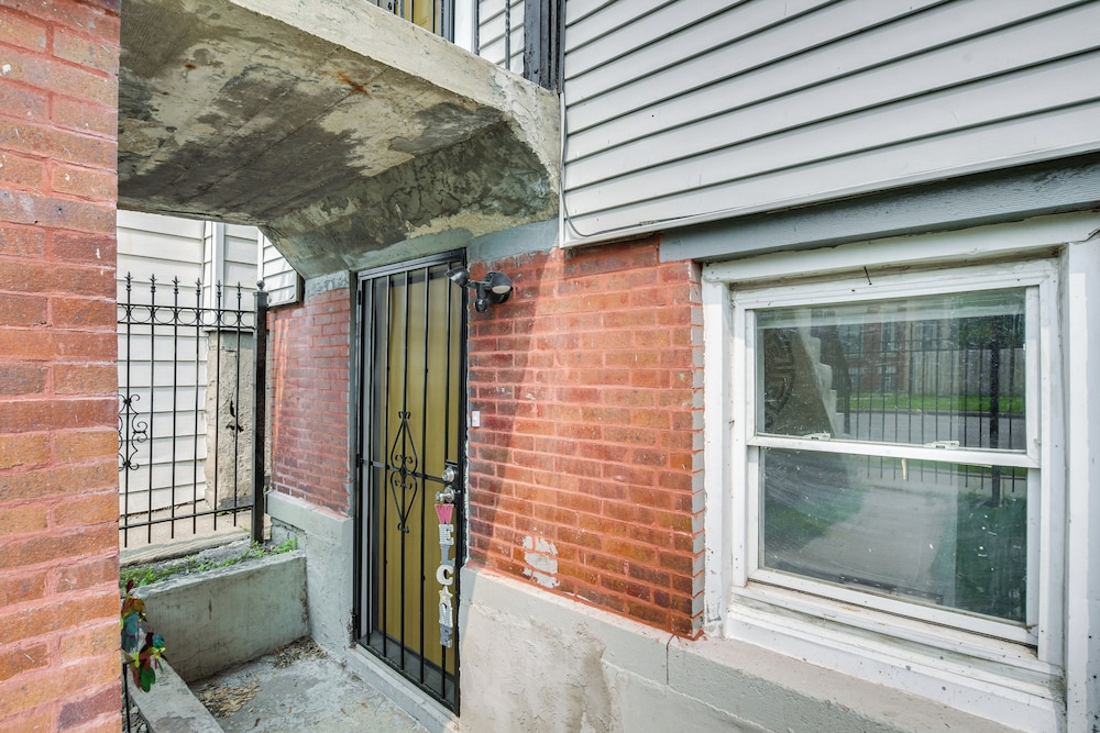 < 2 Mi to Uchicago: Pet-friendly Getaway w/ Yard