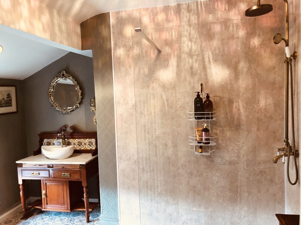 Gin Lounge Rooms