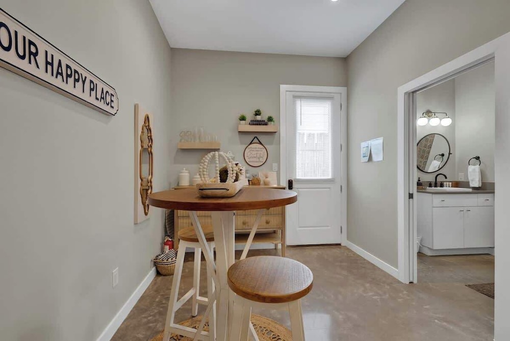 Pop-2: Hot-tub/close to Main St!