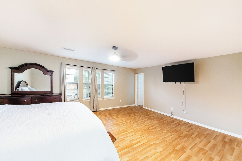 Pet-friendly 3BR Near First Colony Mall