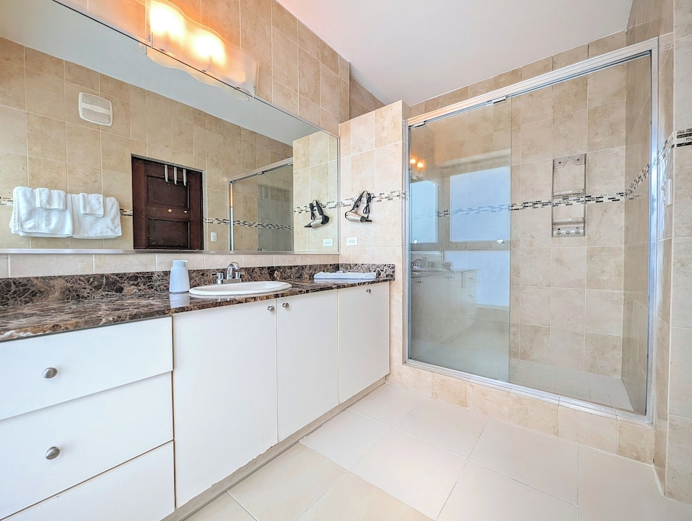 YC 701-C l Apartamento 2BR en av balboa