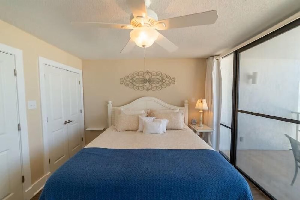 Leeward 403 at Edgewater