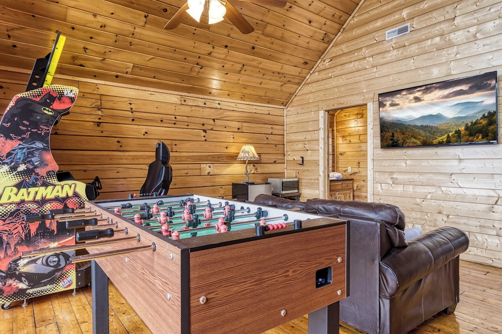 Hot Tub, Game Room, Movie Theater, View Sleeps 18 Lookout Lodge by Avantstay