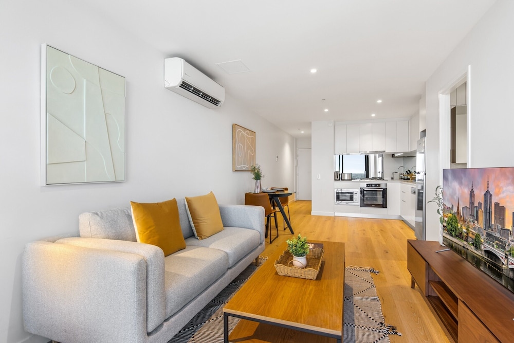 Modern 1-bed in Hip Southbank With Pool & Gym