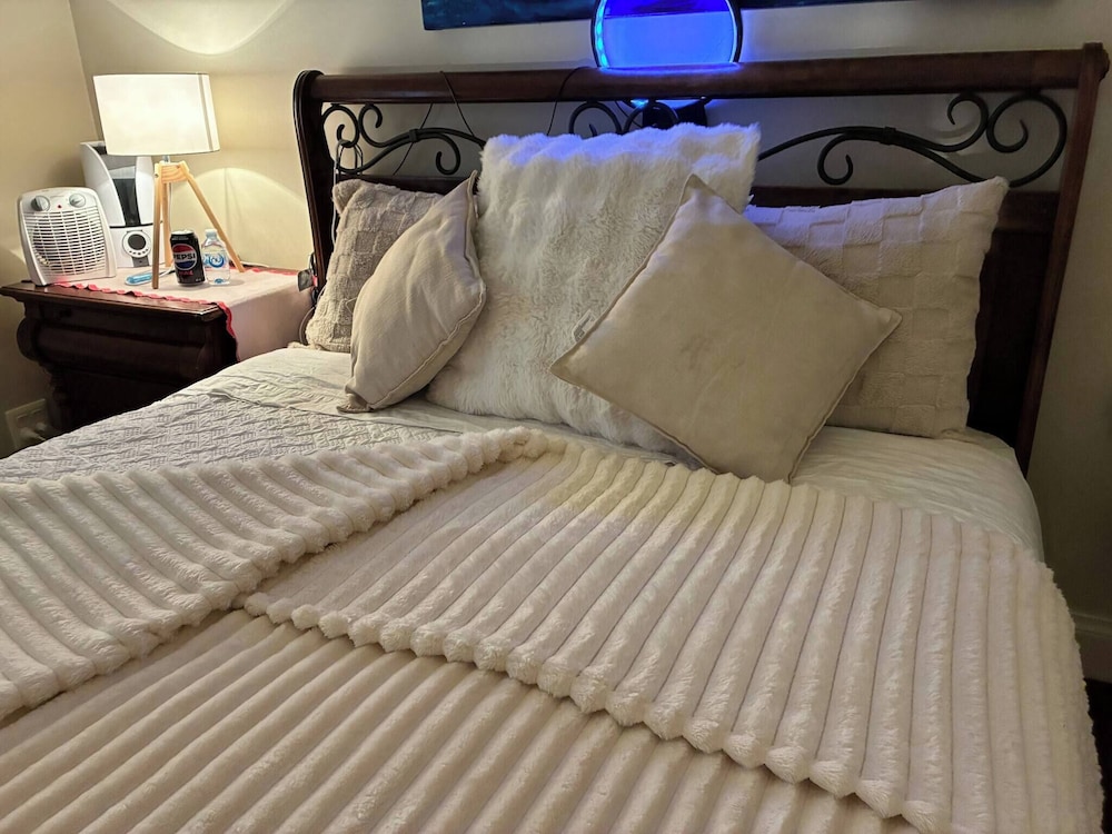 Cozy Tusmore Apartment With Private Garden City View Near Burnside Village Mall