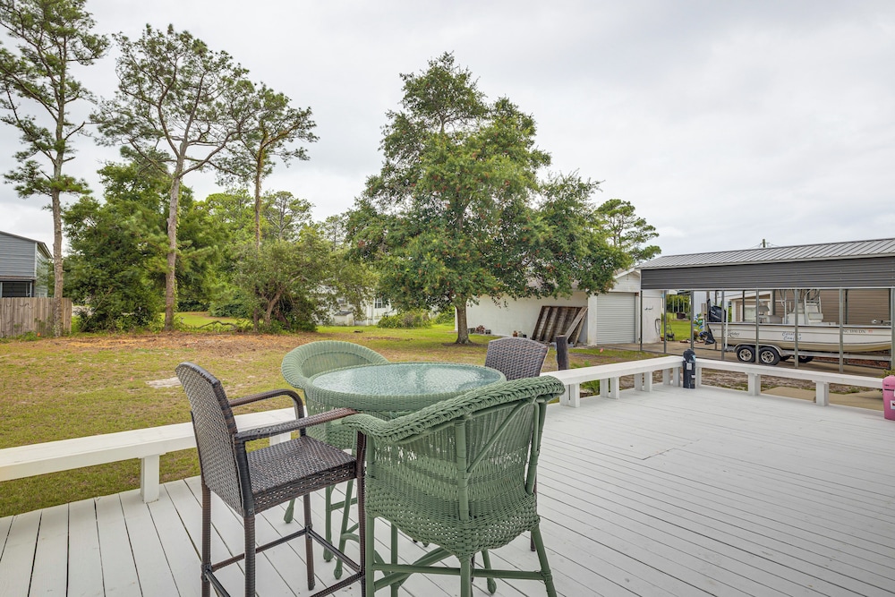 Harkers Island Getaway w/ Deck: Near Cape Lookout!
