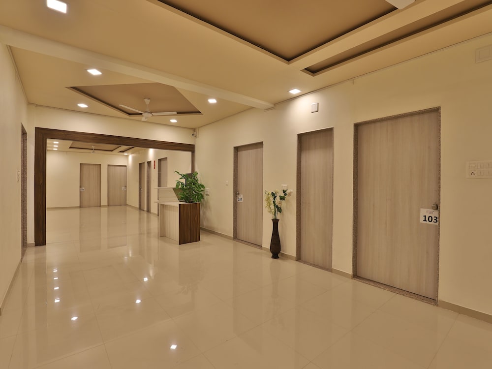 OYO 11750 Hotel Starz