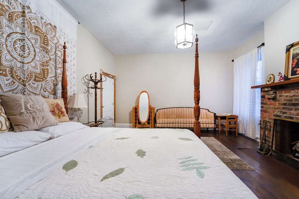 Central 4BR Historic Gem Near Colleges