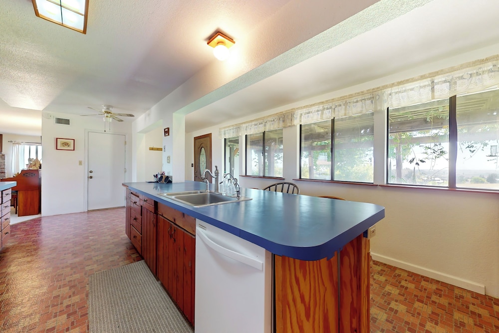 4BR Sierras-view Home w/ Pool & A/C - Dogs OK