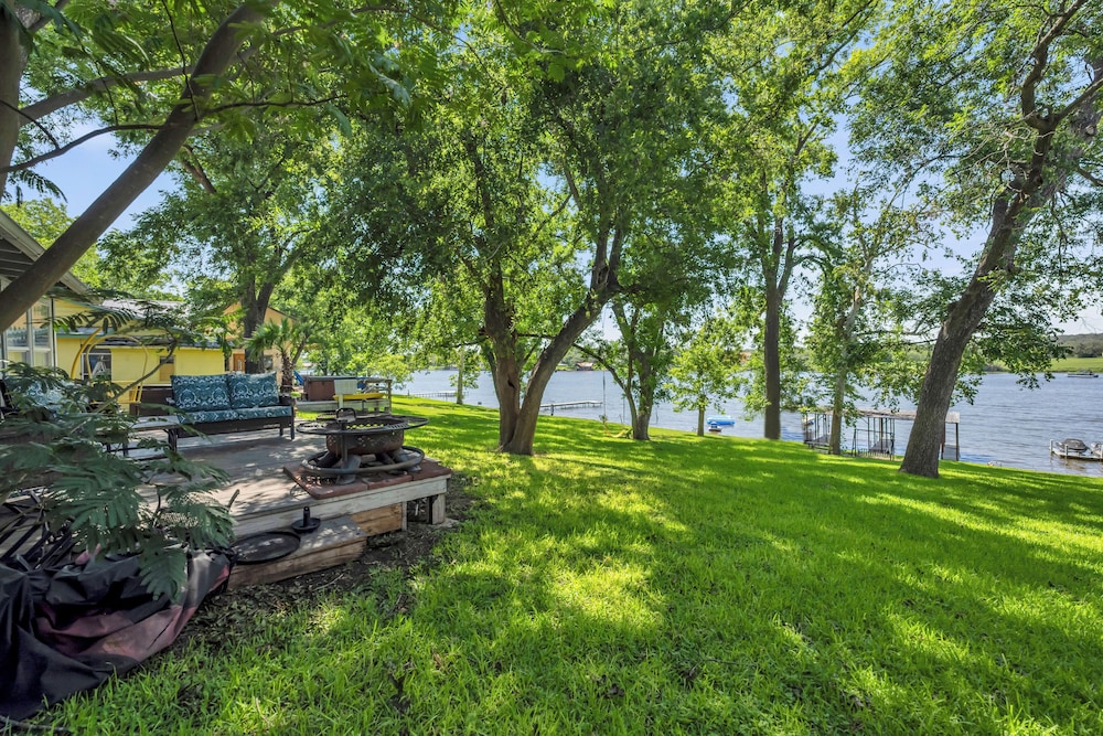 River Oaks Place