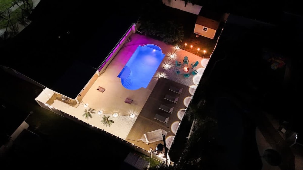 Four Bed Home With Pool Game Room Bar Near Beach