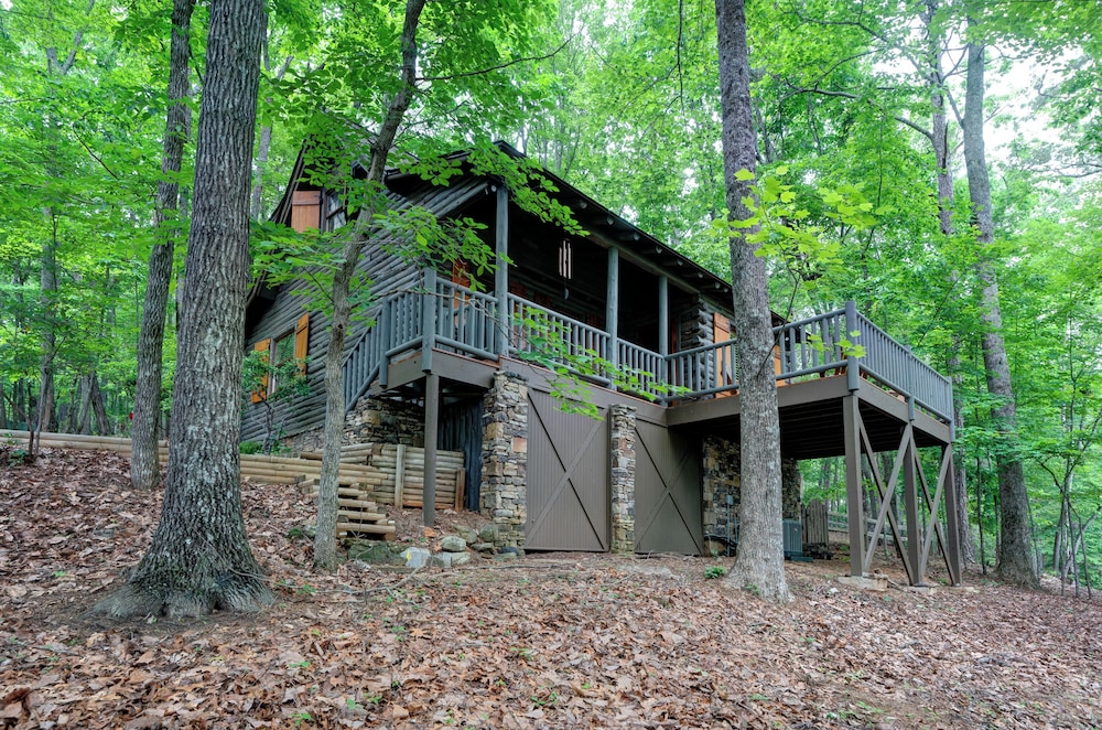 The Guest House Historic Cabin in Big Canoe