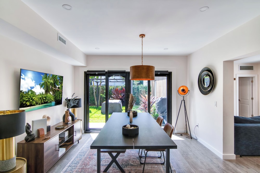 5BR Sleeps 14 w/ In-law Suite & Bbq!