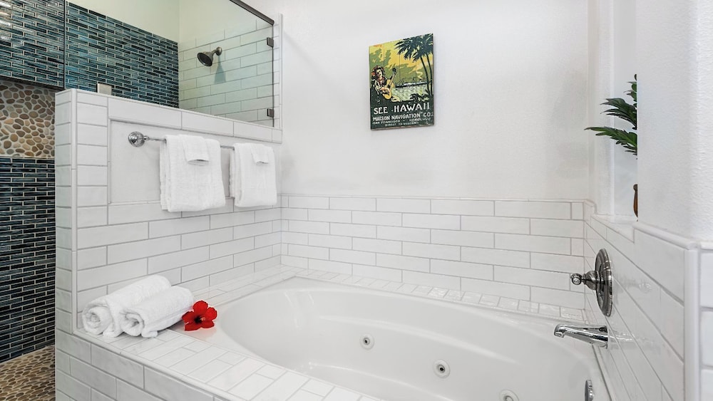 Tropical Escape w/ Lanai, BBQ & Resort Amenities - Vrkcv