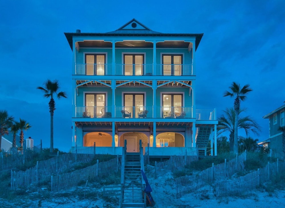 Tangled In Blue 5 Bedroom Holiday Home by Five Star Properties