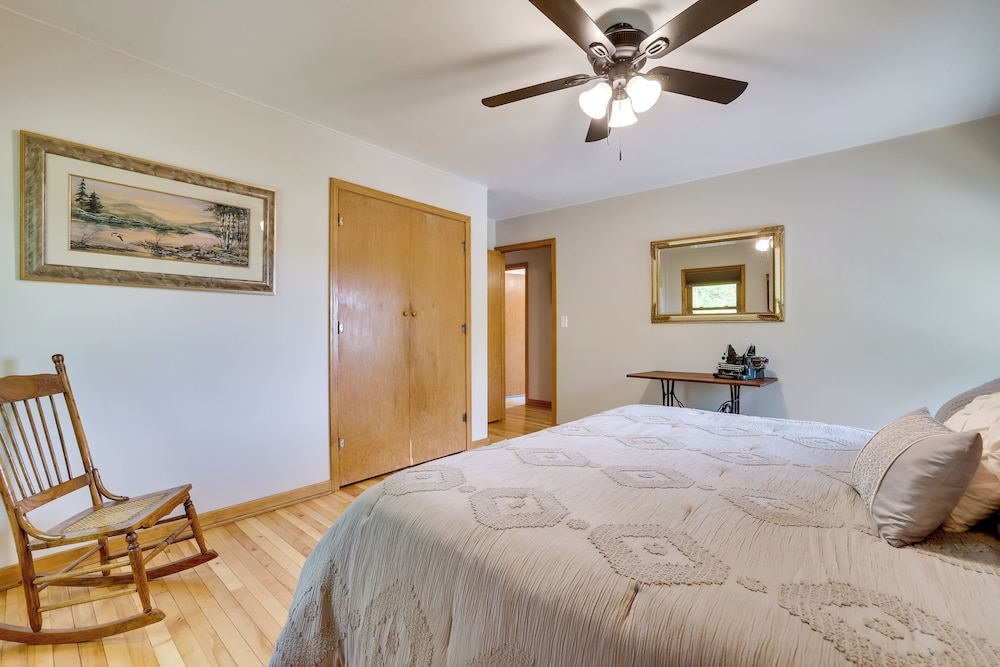 3 Mi to Lake Onalaska: Quaint Home w/ Prairie View