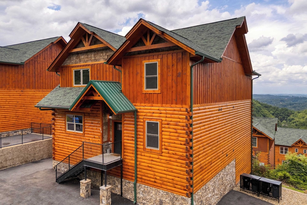 All Fun & Games by Avantstay Indoor Pool, Game Room, Theater, Mountain Views Near Pigeon Forge & Dollywood