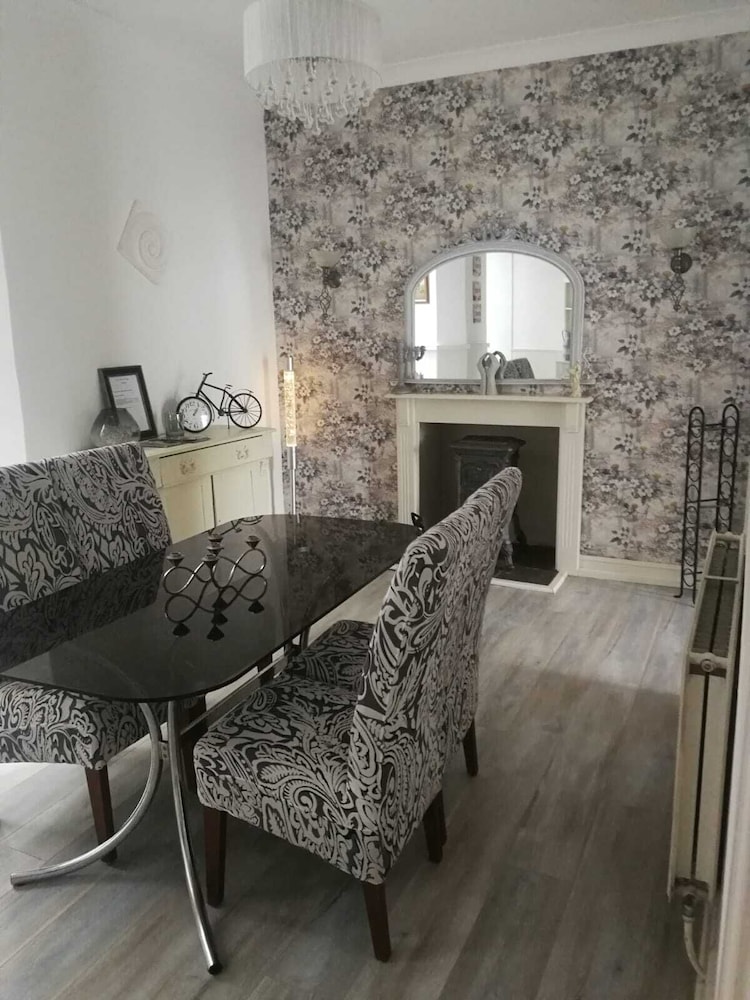 House Sleeps 7 With Hot Tub & Pets view 5