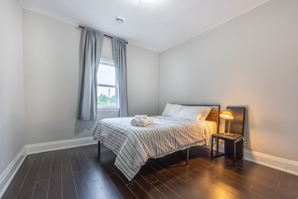 Serenity by the Falls Modern 2 Bedroom Hideaway