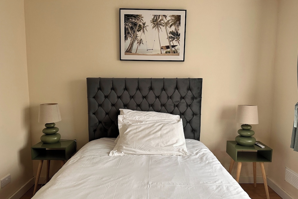 2 Bedroom Apartment-sleeps 6-parking-wifi