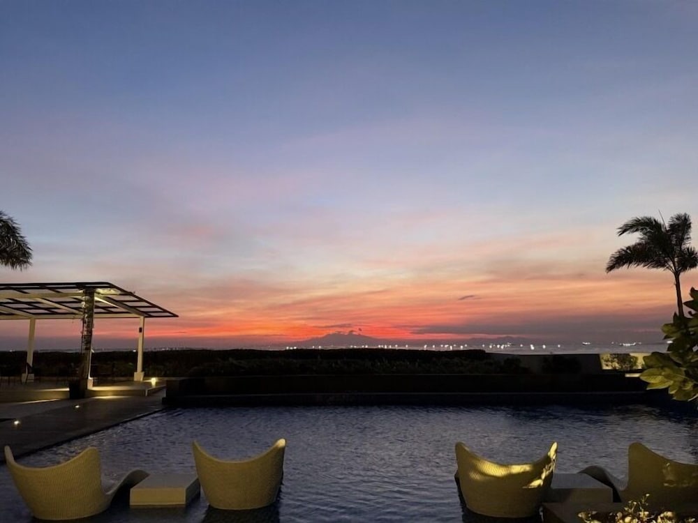 Luxury Penthouse & High-Floor Hotel near City of Dreams, Airport, Okada, and Solaire Casino