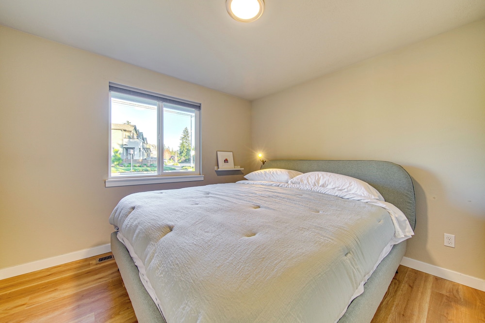 Lakefront Gem: Balcony, Fire Pit & Yard in Everett