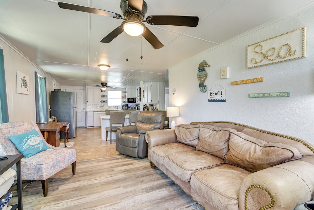 2 Mi to Public Beach: Pet-friendly Freeport Home!