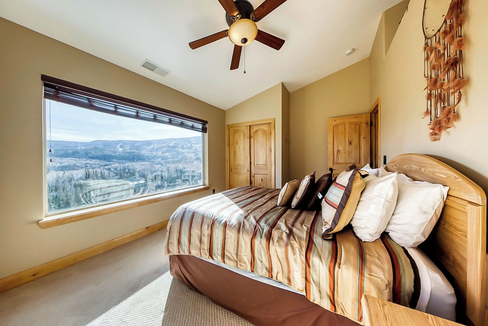 Cozy 4BR Mountain View Fireplace Deck
