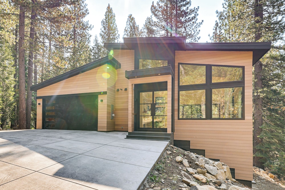 4 Mi to Soda Springs Resort: Hot Tub Hideaway!