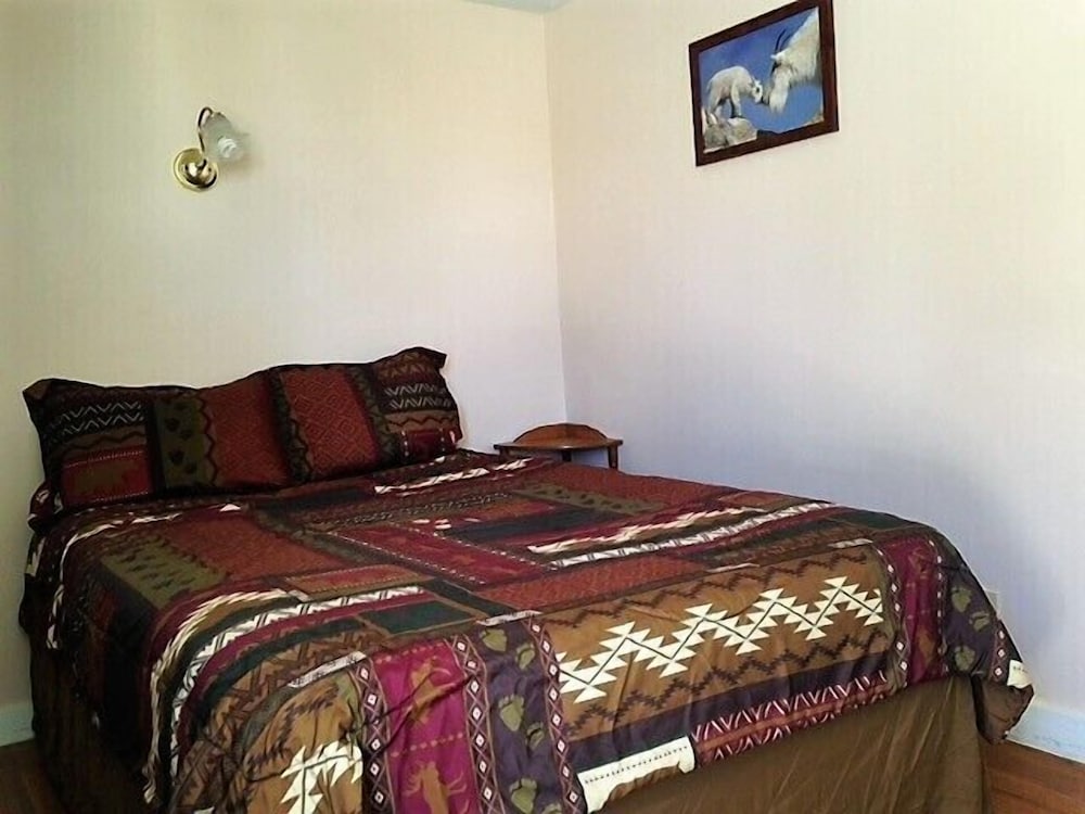 Tenderfoot Cabins & Motel