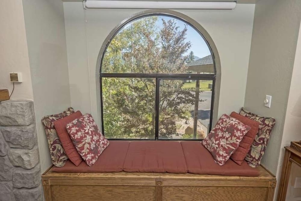 1712 Venice Drive 4 Bedroom Home by RedAwning