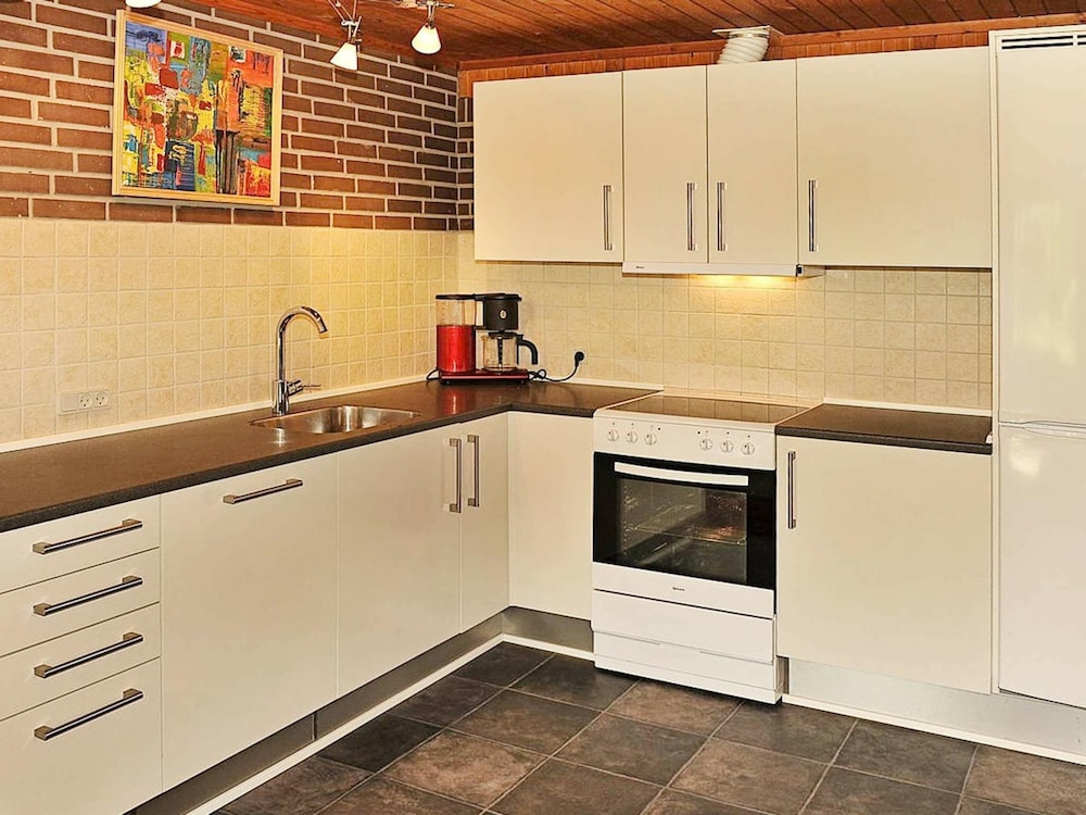 Cozy Holiday Home in Henne near Sea view 4