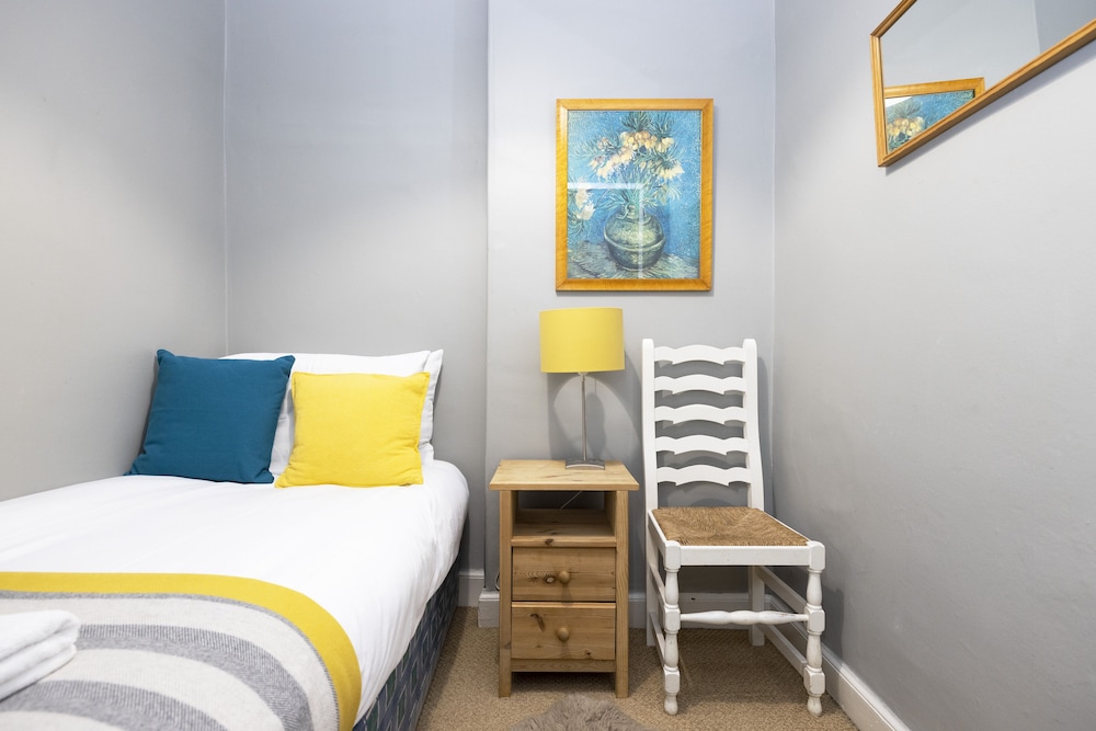 JOIVY 3-Bed Meadows Flat Near Castle & Royal Mile view 2