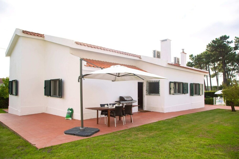 Fig Tree Family House w 4 Bedrooms, Garden & Pool view 3
