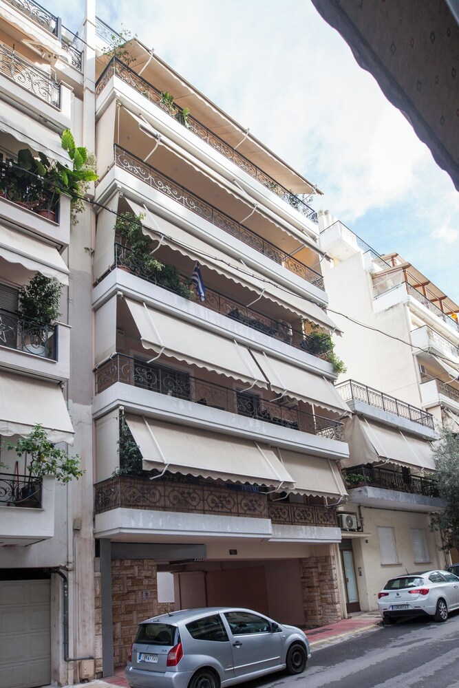 Elegant Spacious 2 Bd Apt in Petralona