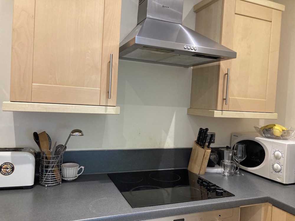 Bright London Retreat Near North Acton Tube