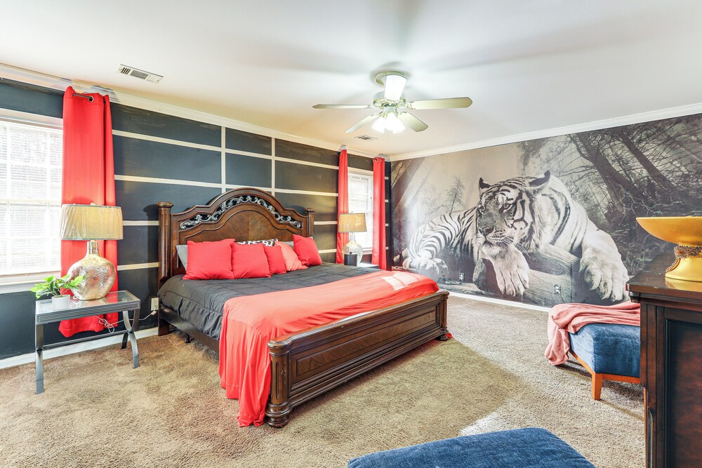 Entertainment-ready Yard: Spacious Riverdale Home