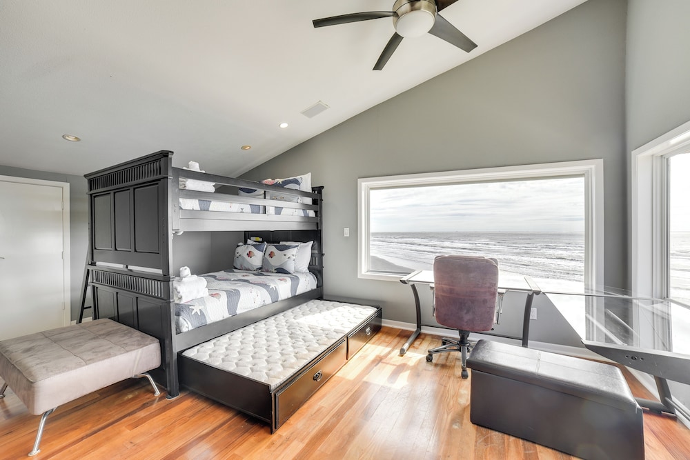 Oceanfront Galveston Beach House: Steps to Sand!