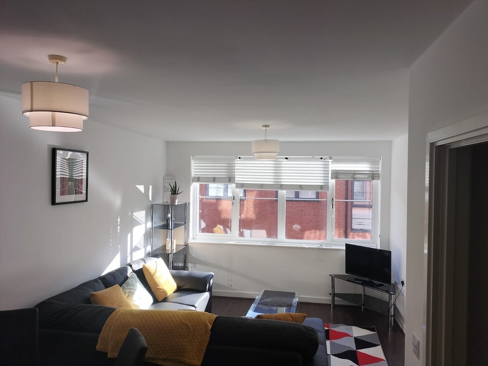 Central 2-bed Apt - Sleeps 4 - Parking & Wifi