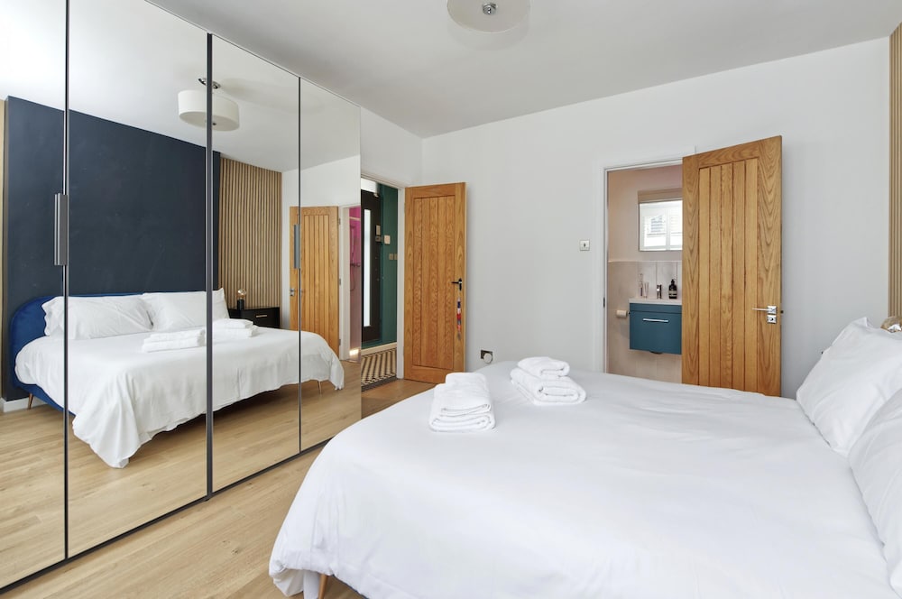 Beautiful Battersea Garden Flat by Underthedoormat
