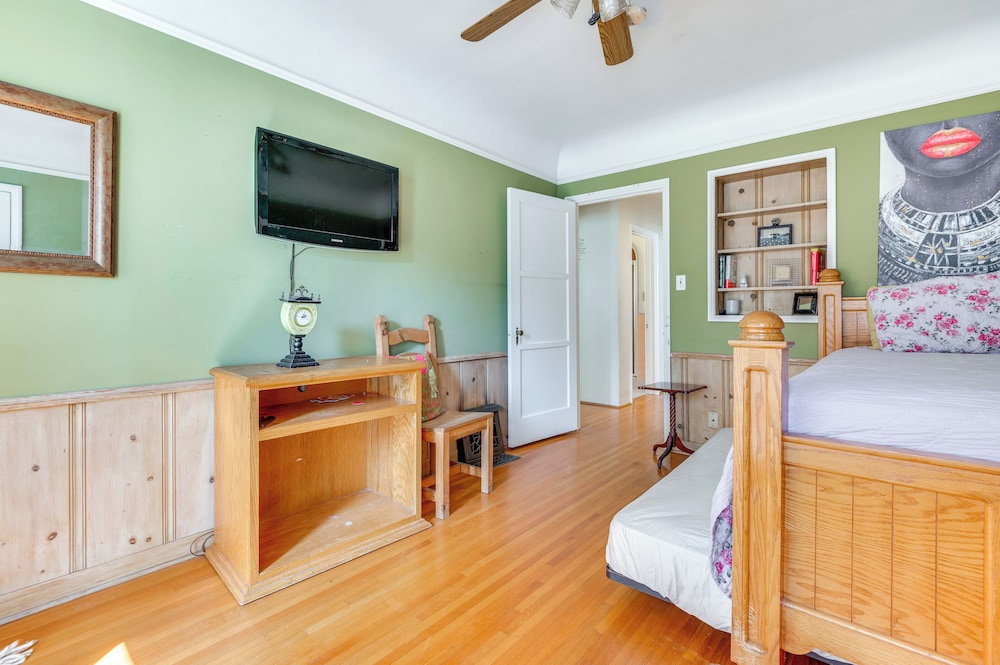 5 Mi to Sofi Stadium: Charming Family Home!