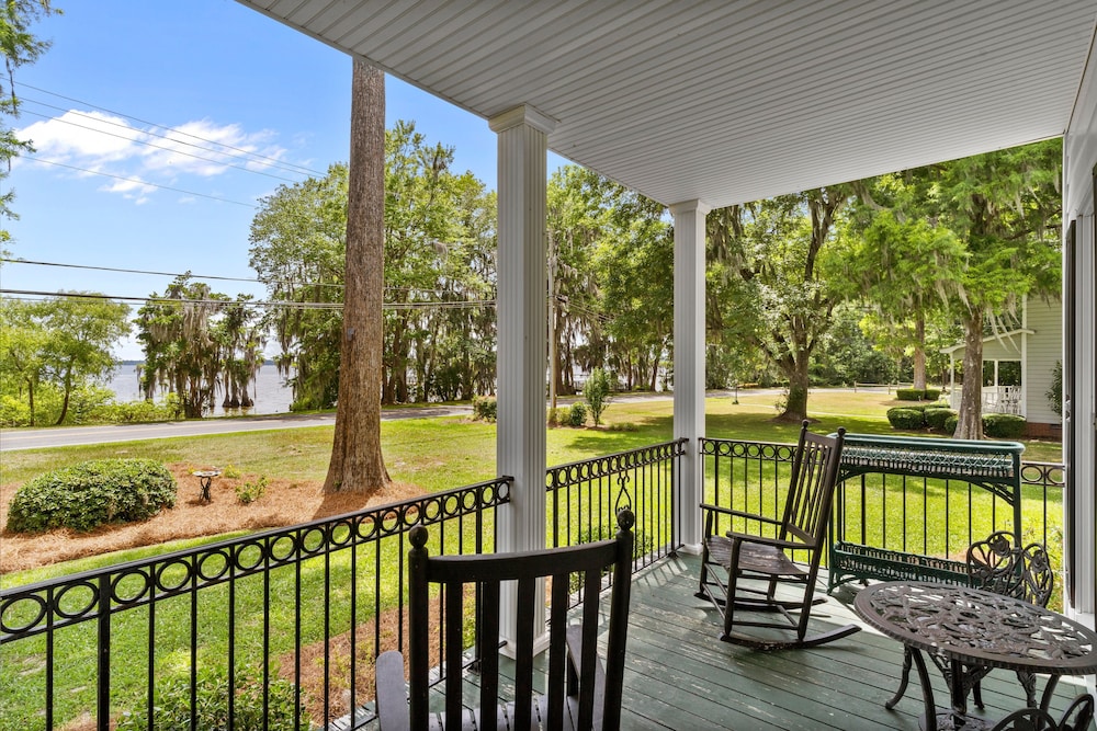 Lake Escape - Lake Waccamaw 7 Bedroom Home