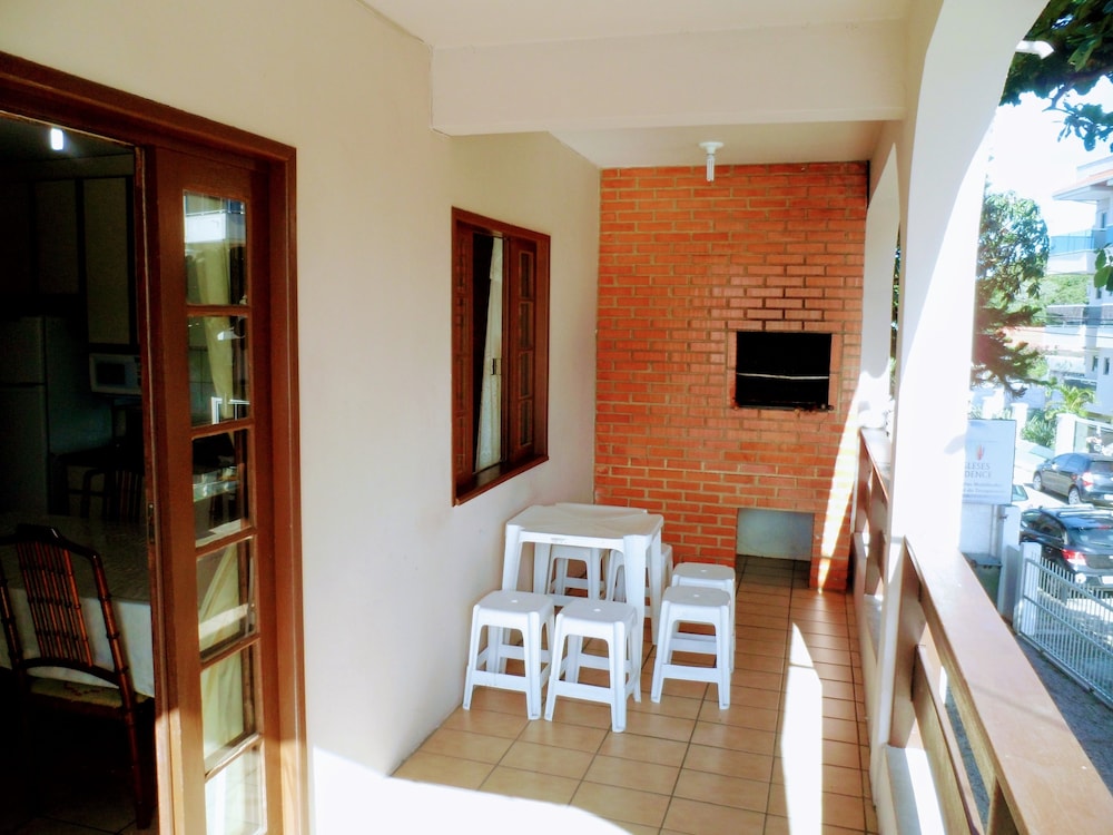 Ingleses Residence