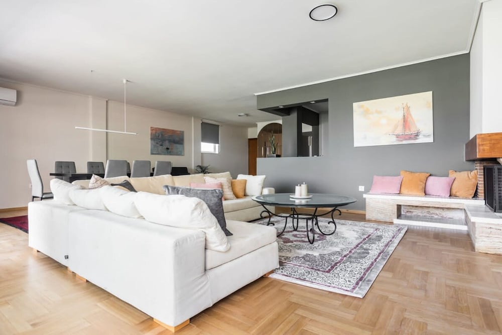Spacious and Sunlit Seaside Flat