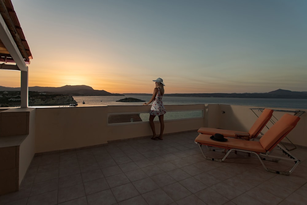 Manos Apartments