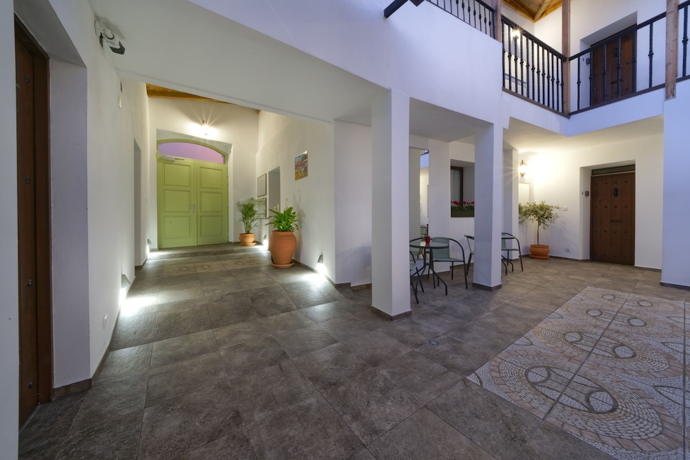 Lobby & Reception
