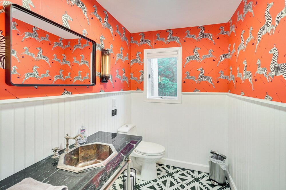 Hot Tub & Theater Room: Getaway in Falling Waters