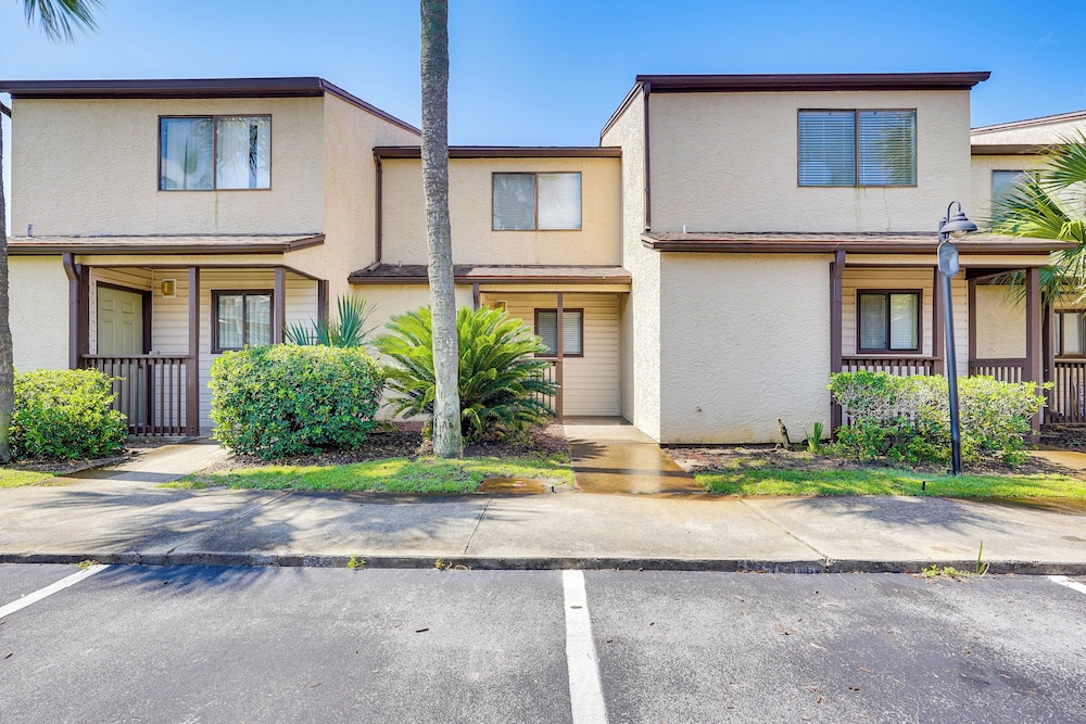 Breezy PCB Retreat w/ Balcony - Walk to Beach!