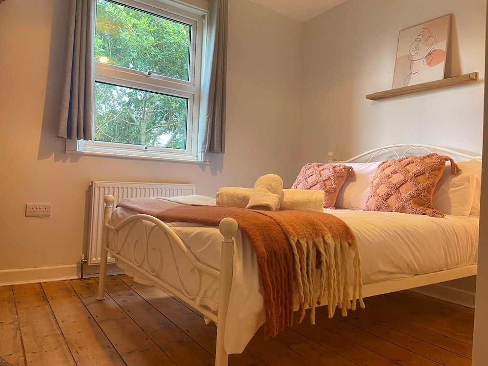 Bright Spacious Edwardian Townhouse w Garden view 5