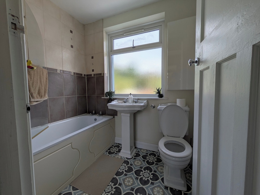 Cherry View House. 3-beds - Sleeps up to 8, Garden & Parking. Short Stays of all Types Welcome